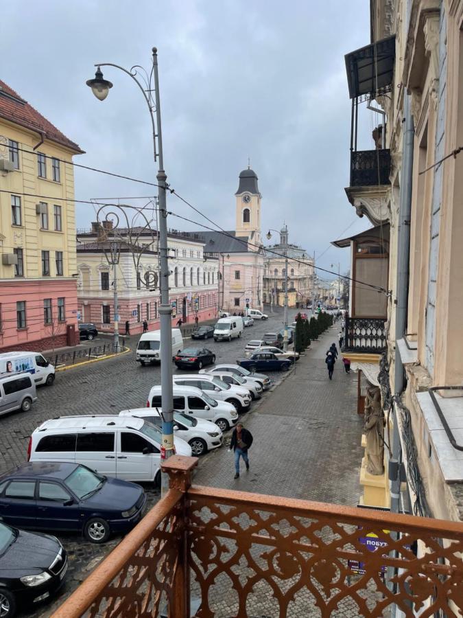 Lux Apartment In Zentrum Chernivtsi Ngoại thất bức ảnh