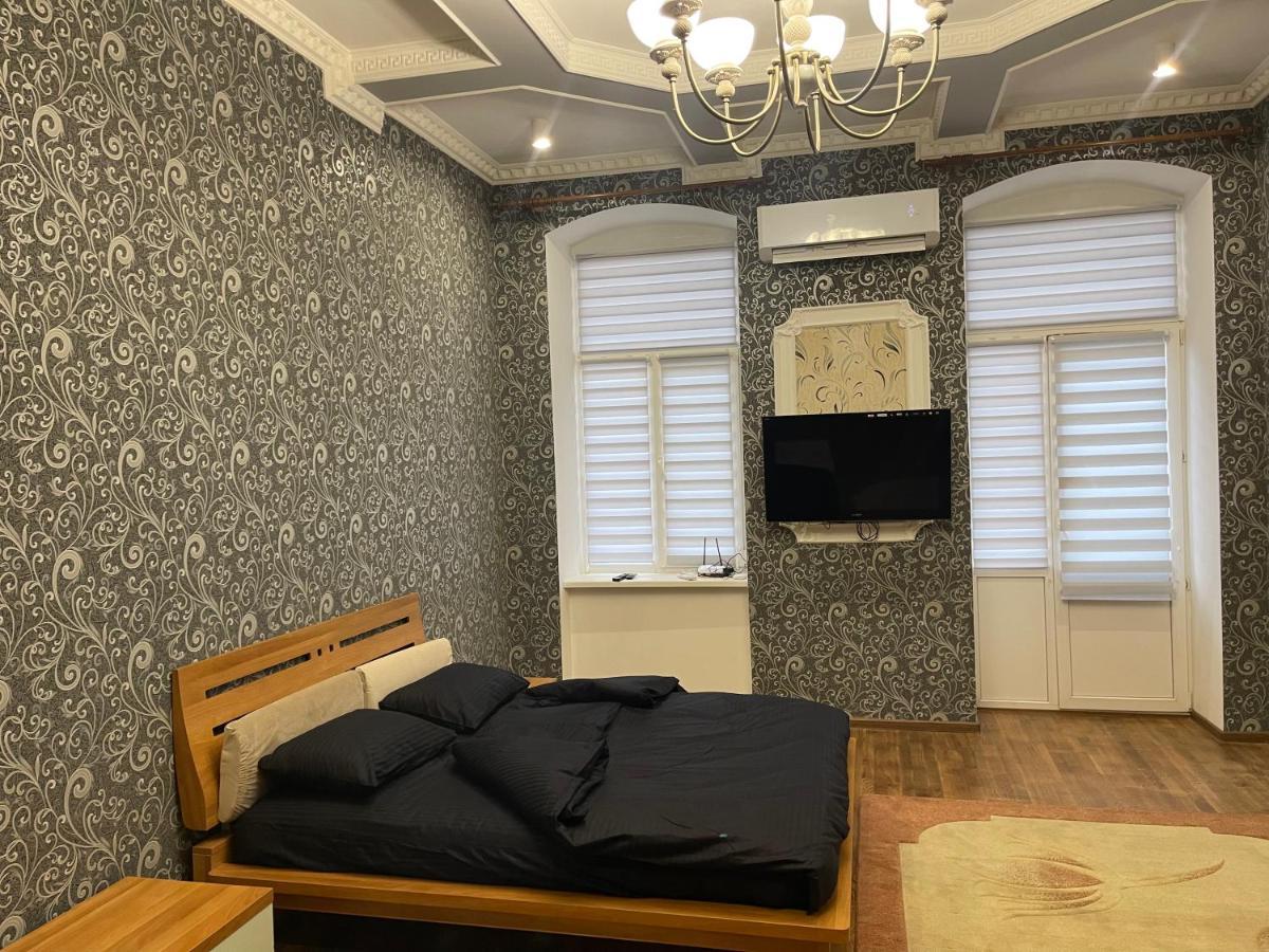 Lux Apartment In Zentrum Chernivtsi Ngoại thất bức ảnh