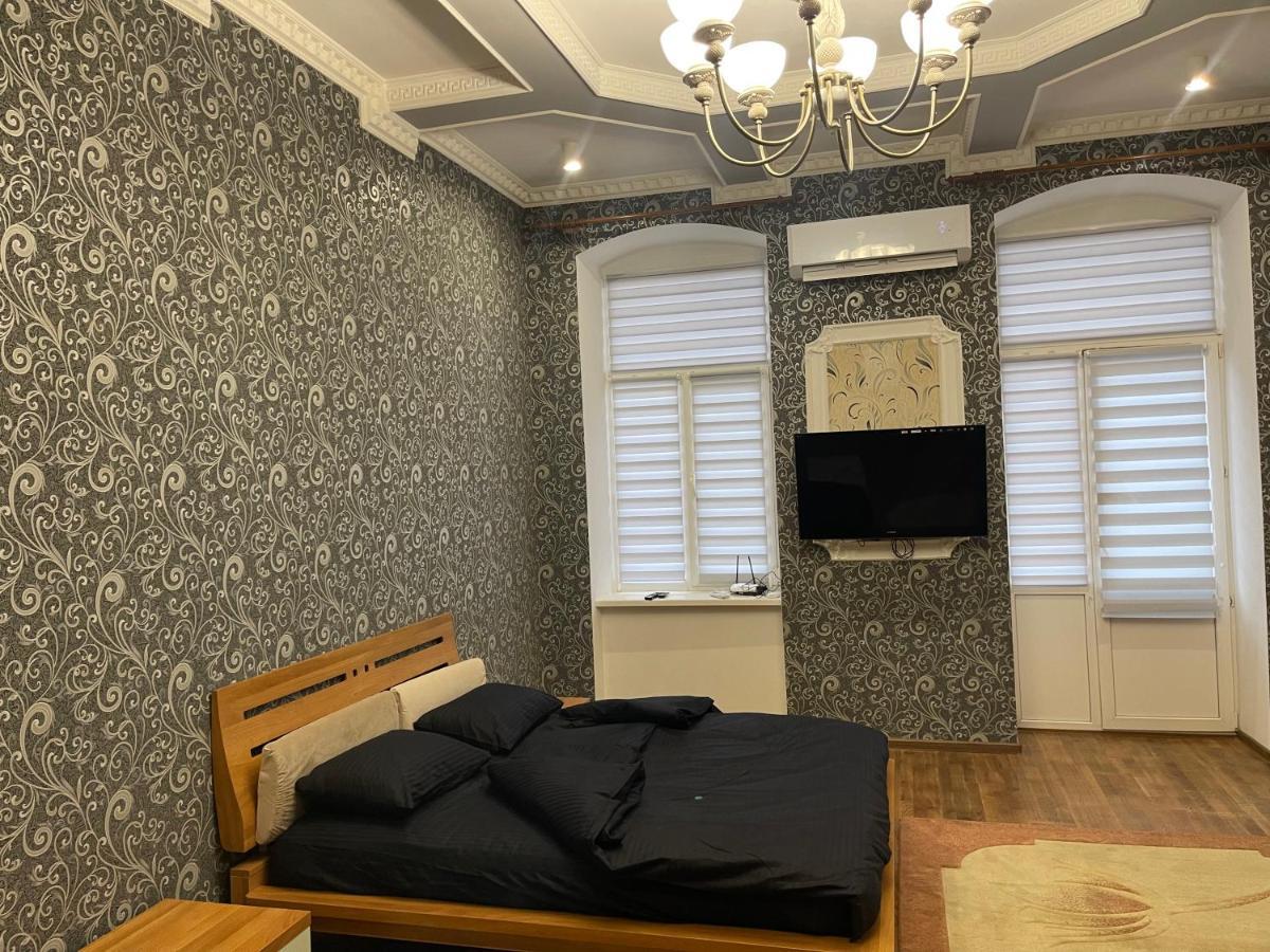 Lux Apartment In Zentrum Chernivtsi Ngoại thất bức ảnh
